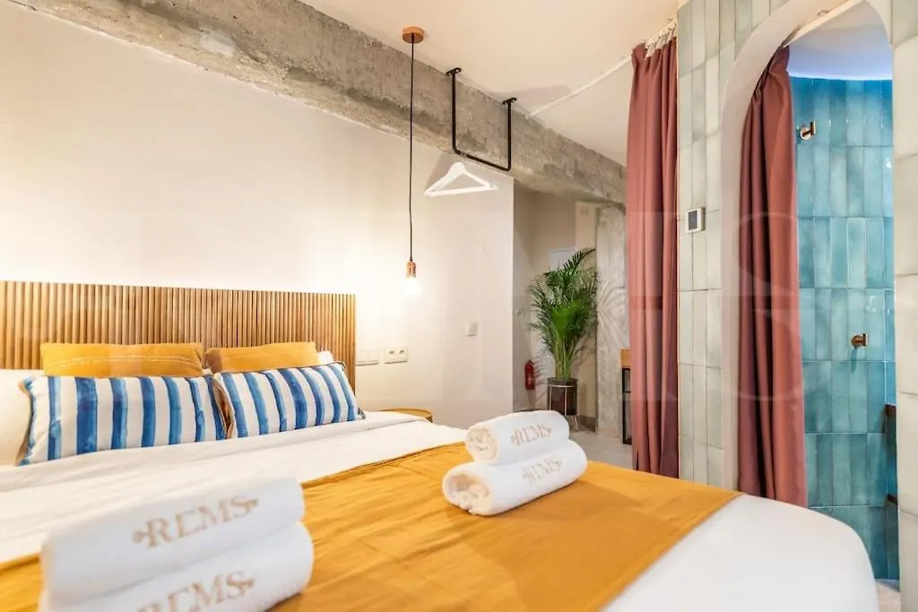 Stylish Apartment With A Street Art Touch By Rems Malaga