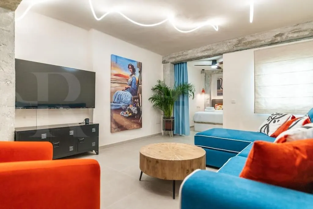 Stylish Apartment With A Street Art Touch By Rems Malaga